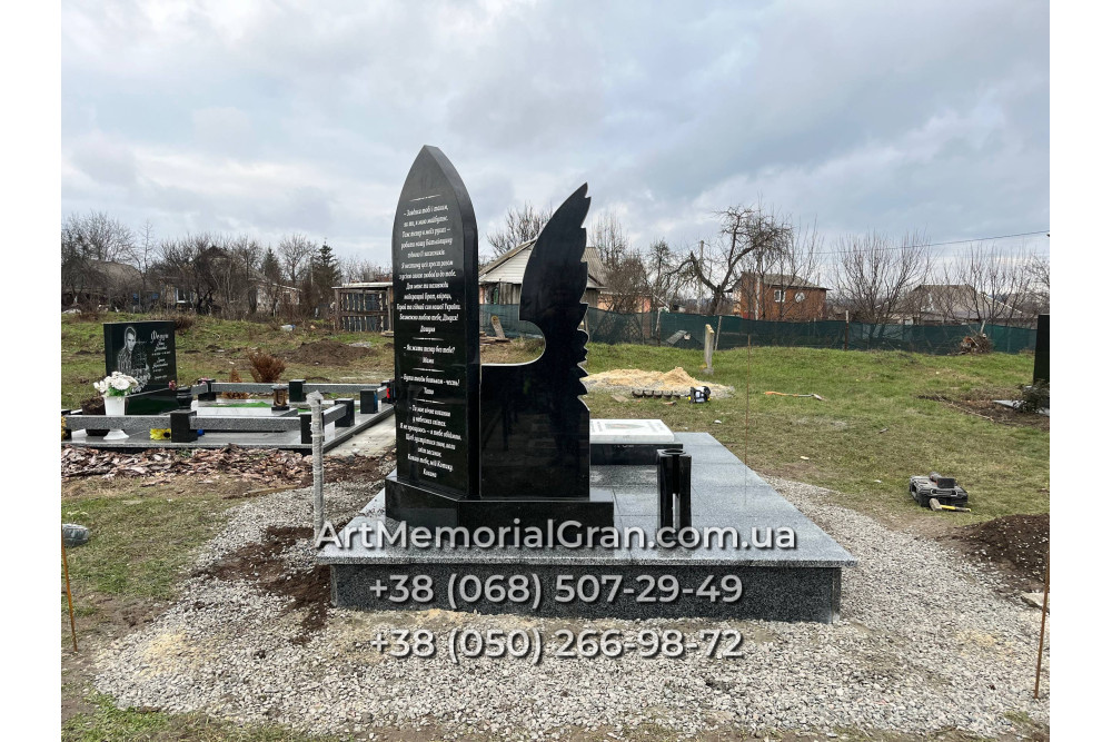 Пам'ятник військовому з крилами та хрестом 00889